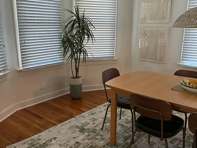 lovely sitting area/dining room
