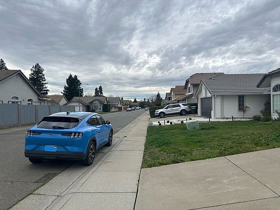 Exterior Neighborhood (street photo)
