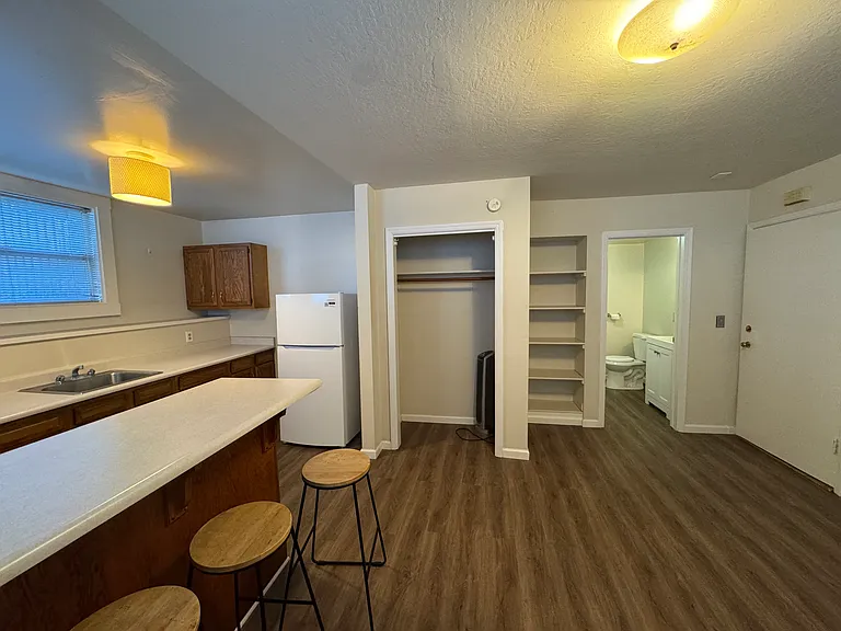 390 Grand Ave #13 — Photo 1