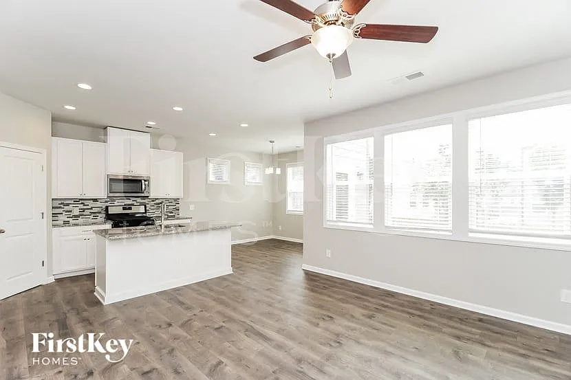 3 bed, 3.5 bath, 2494 sqft, $2,455 — Photo 3