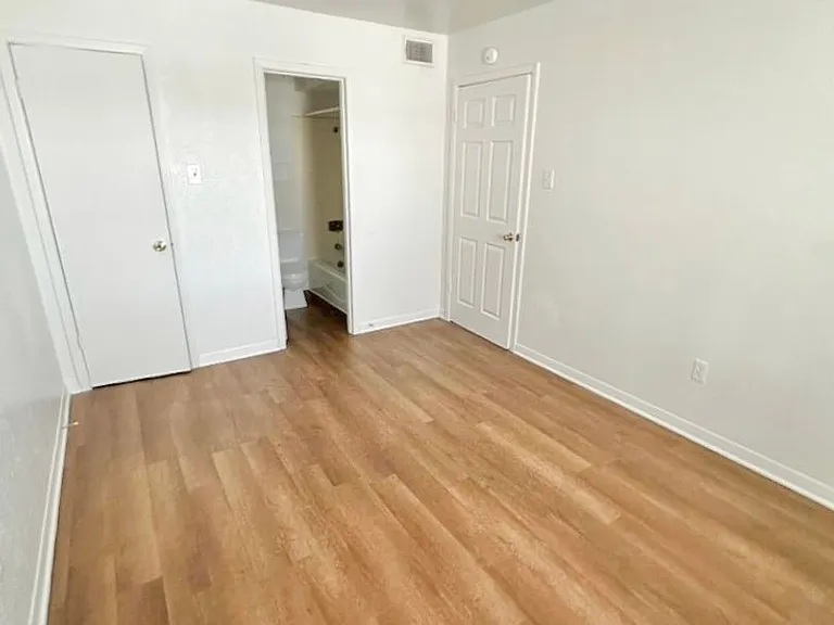 102 E Avenue A — Photo 19