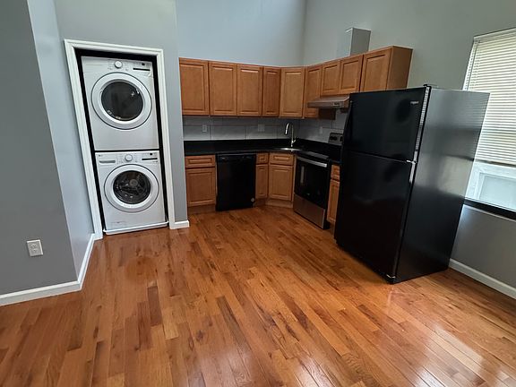 2nd image of 1018 Callowhill St #6