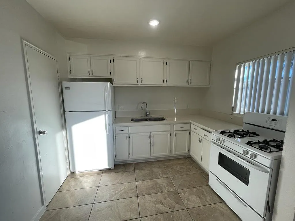 11207 S Prarie — Photo 2