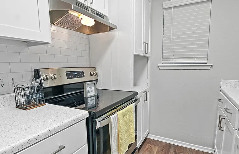 Hollytree Apartments — Photo 1