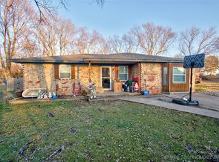 17537 W Grandview Dr, Tahlequah, OK 74464