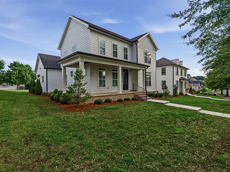 633 Village Way — Photo 2