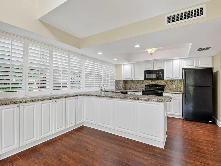 204 Andover Ct — Photo 10