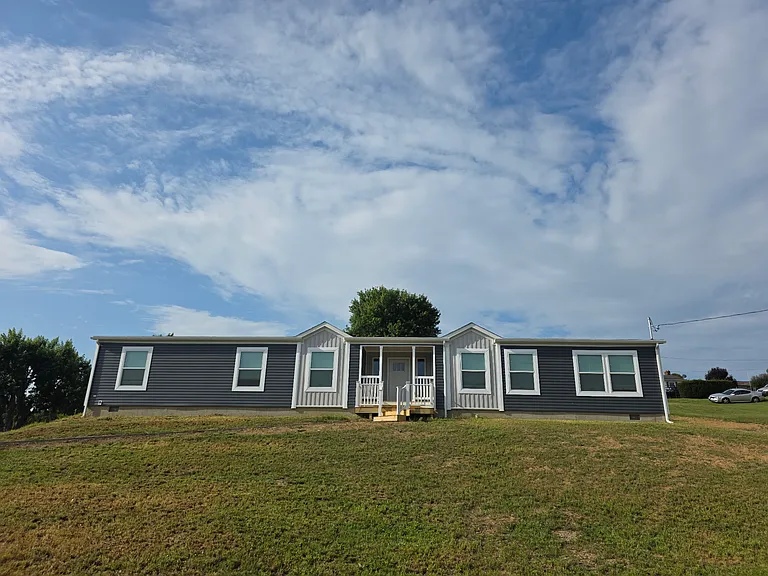 209 W Lake St — Photo 1