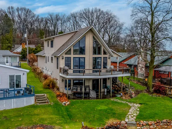 12815 Sycamore Point Dr, Plainwell, MI 49080