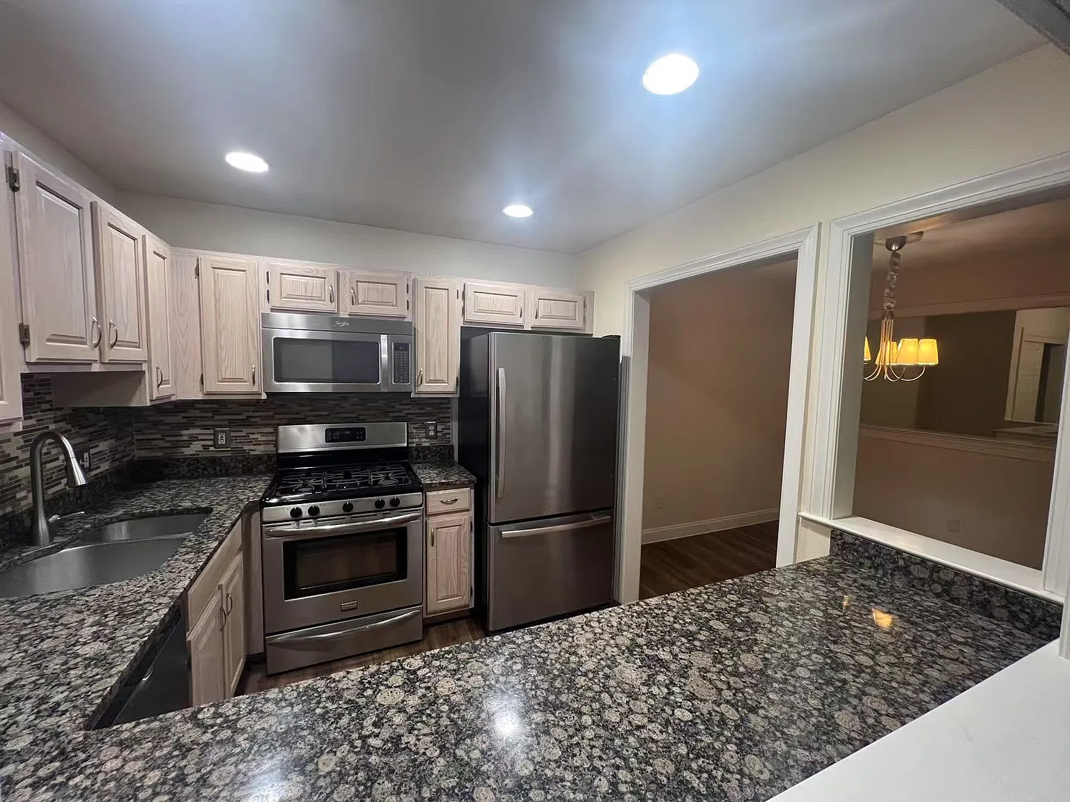 3 bed, 2000 sqft, $3,495 — Photo 4