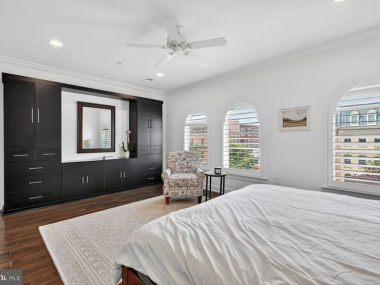 619 E Custis Ave — Photo 16