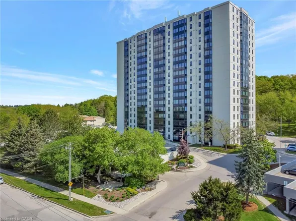 35 Green Valley Dr #902, Kitchener, ON N2P 2A5