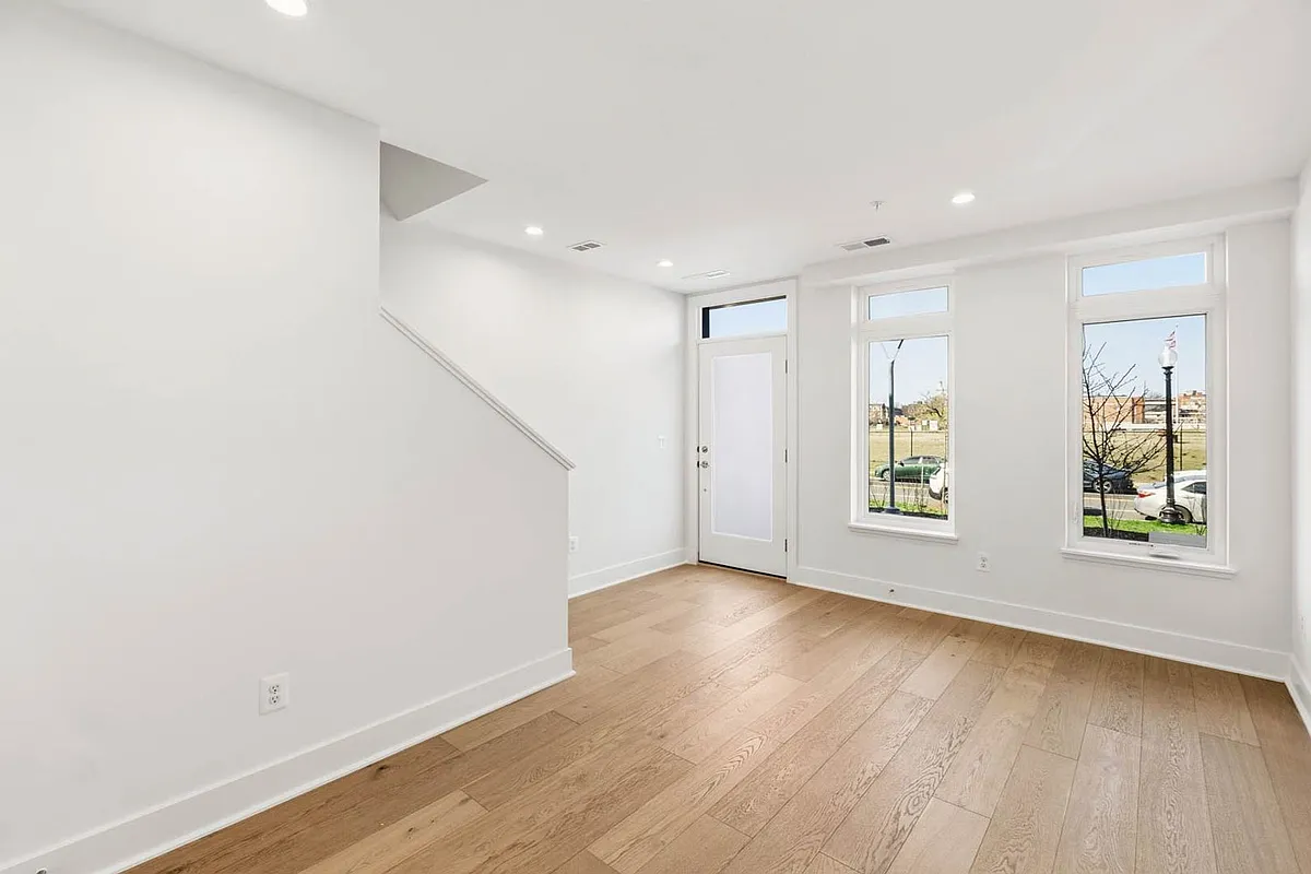 Building Photo - 2607 1st St NW #R