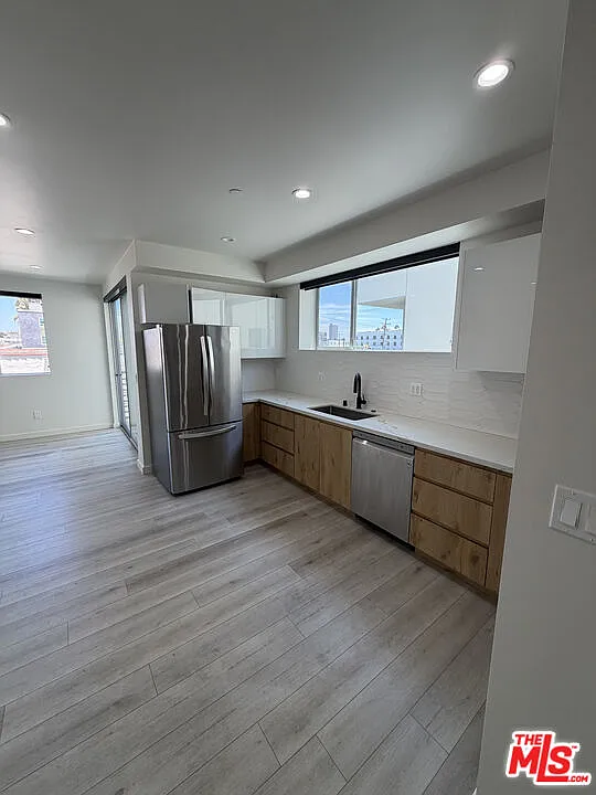 2 bed, 2.0 bath, 885 sqft, $3,995 — Photo 3