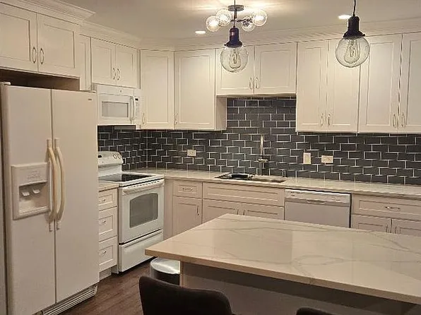 7207 W 78th St APT 3A, Bridgeview, IL 60455