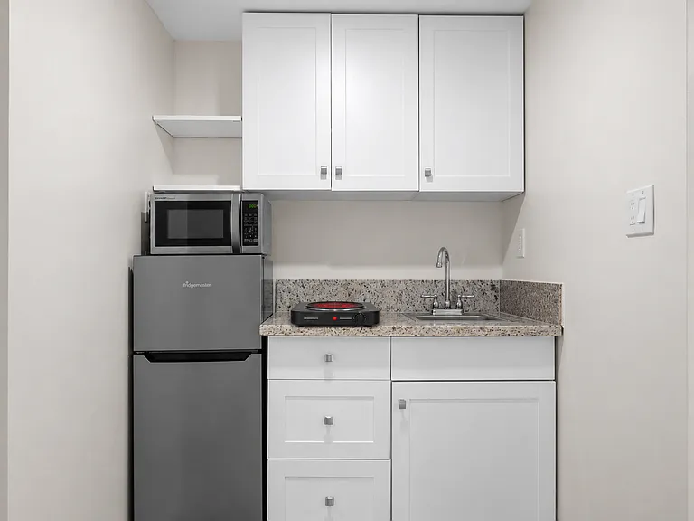1041 NE 9th Ave #A5 — Photo 4
