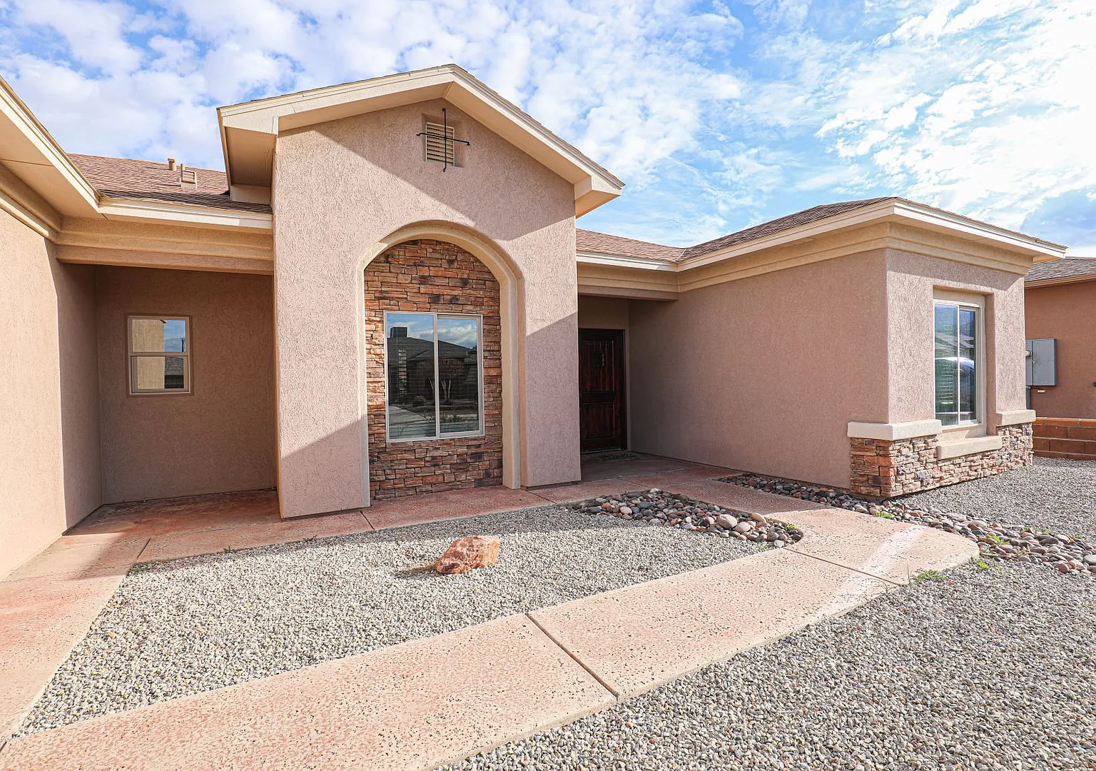 Beautiful 4 Bed 2 Bath - Dogs Allowed! — Photo 2