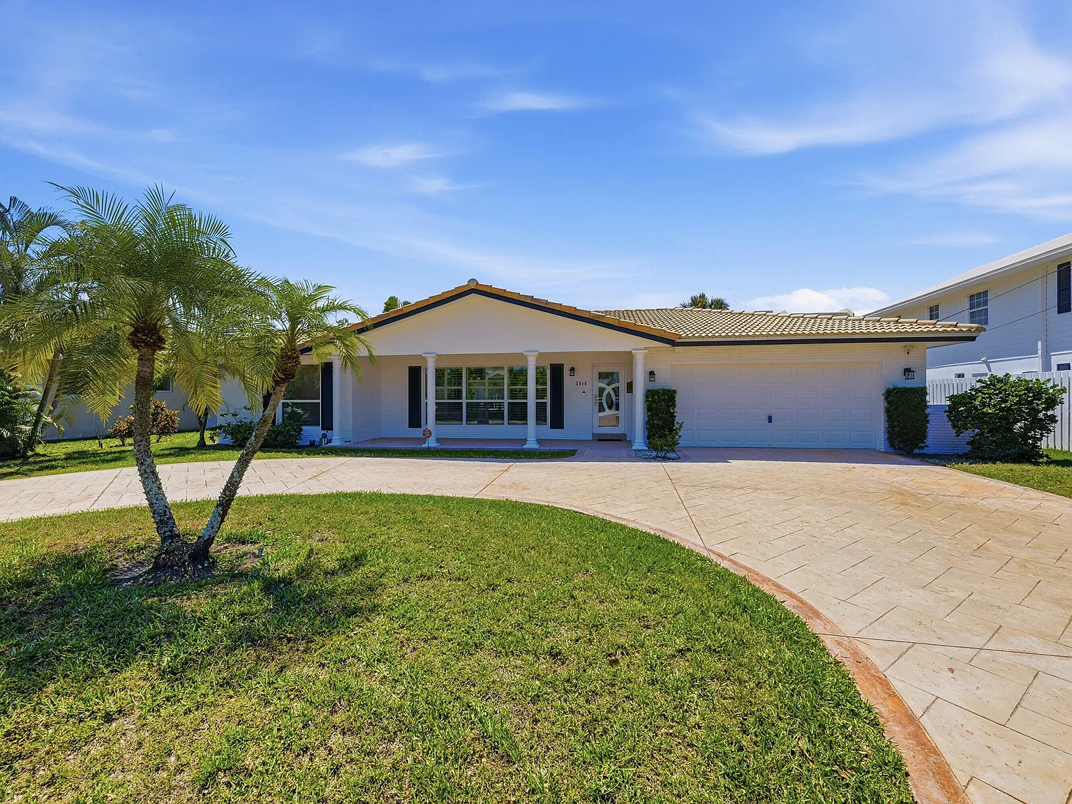 3 bed, 3.0 bath, 2047 sqft, $9,000 — Photo 2