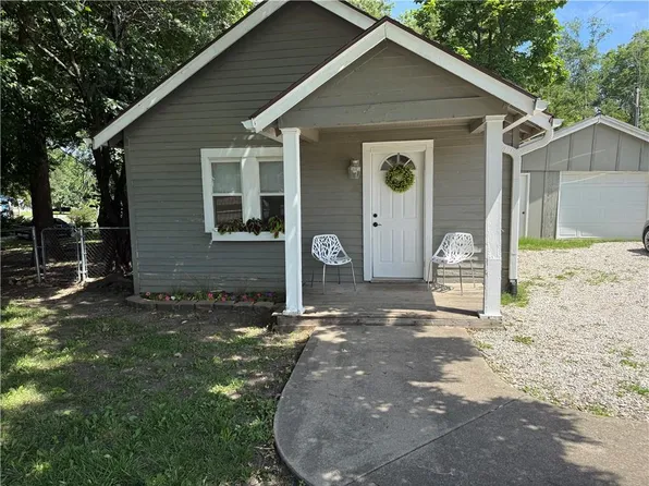 6 S 3rd St, Louisburg, KS 66053