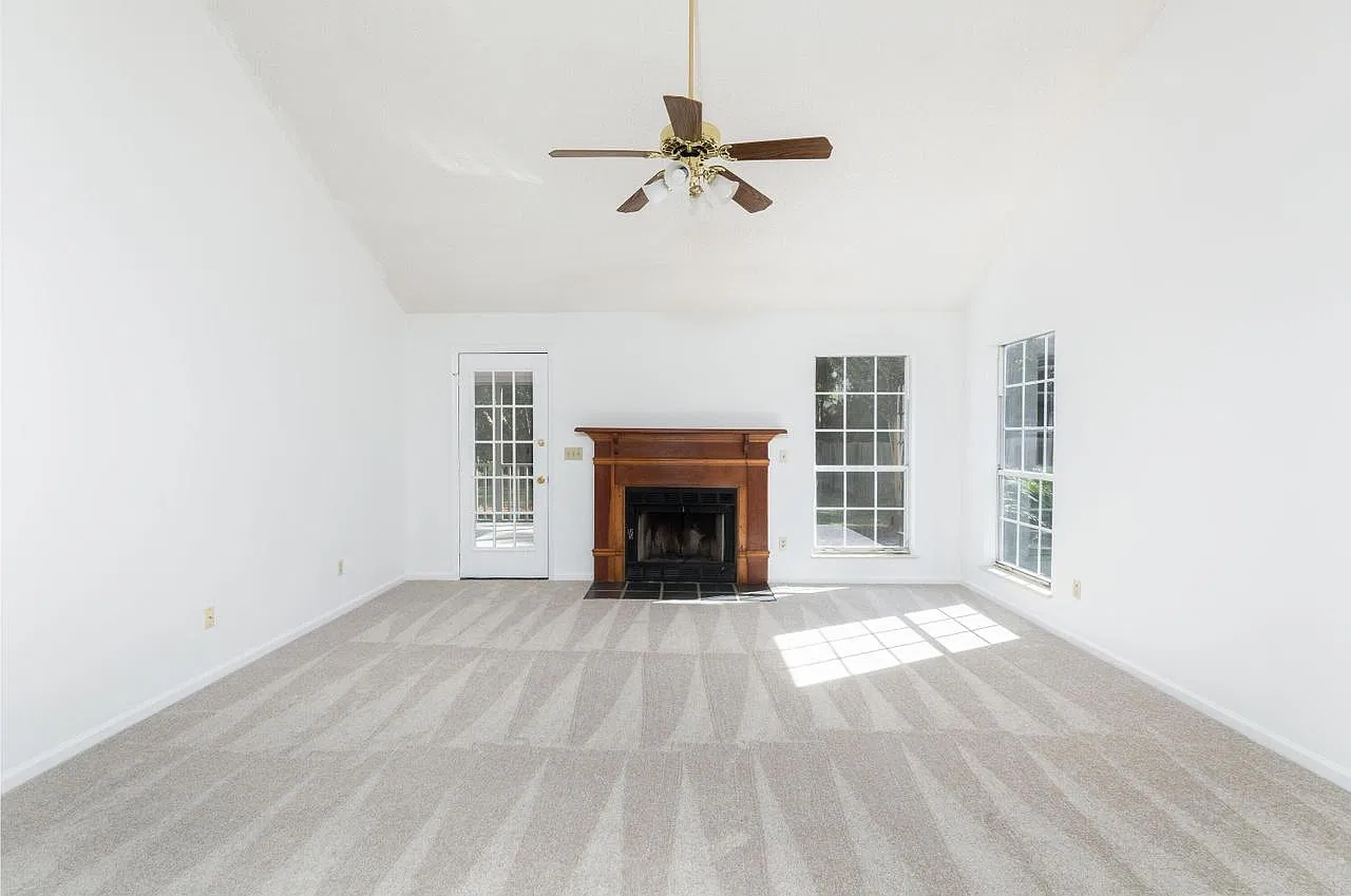 3 bed, 1311 sqft, $3,100 — Photo 3