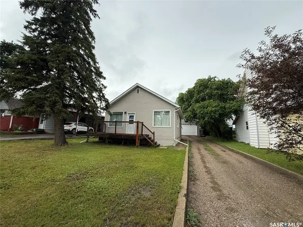 110 7th Avenue W, Kindersley, SK S0L 1S0