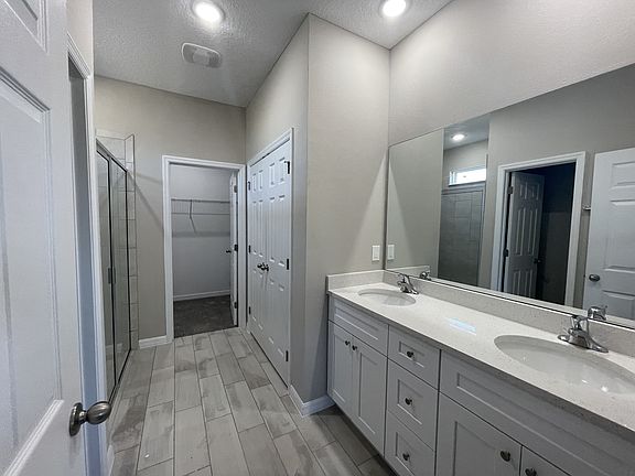 4th image of 73 Maple Dr