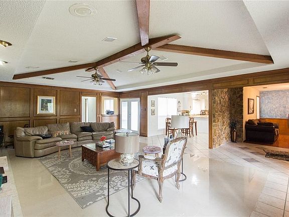 2nd image of 2411 Oakwood Dr