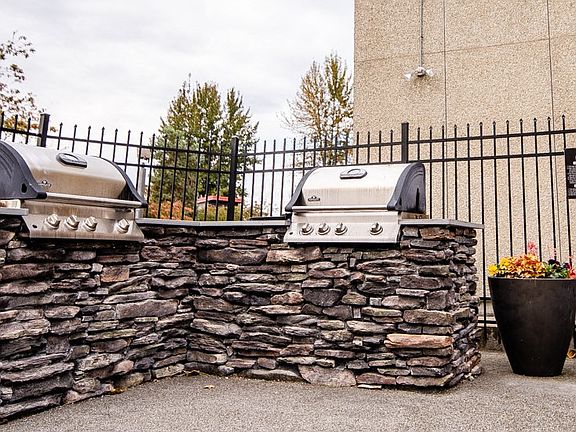 Renton Apartments - The Aviator Apartments - Poolside Gas Grills
