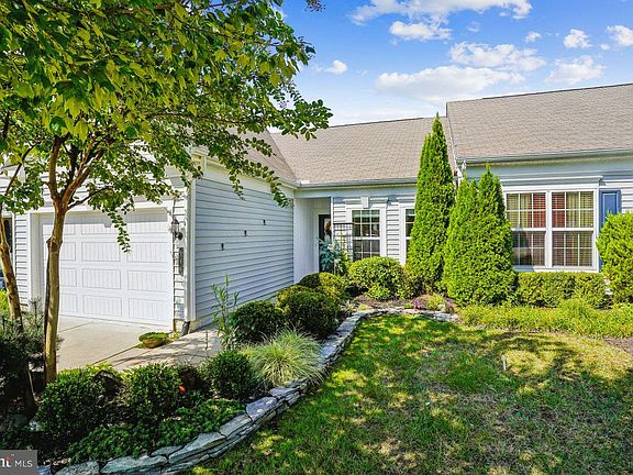 2nd image of 190 Hyannis Pl