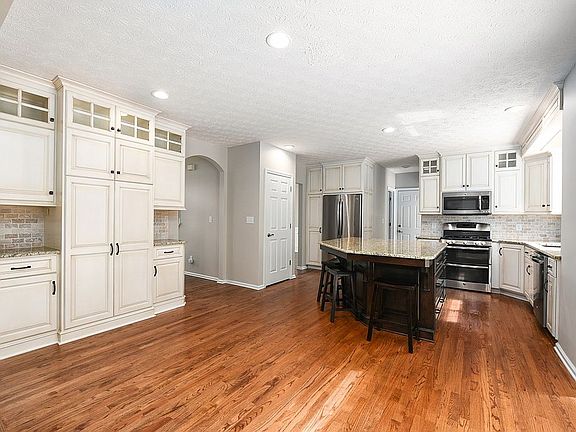 5th image of 2110 Laurel Ln