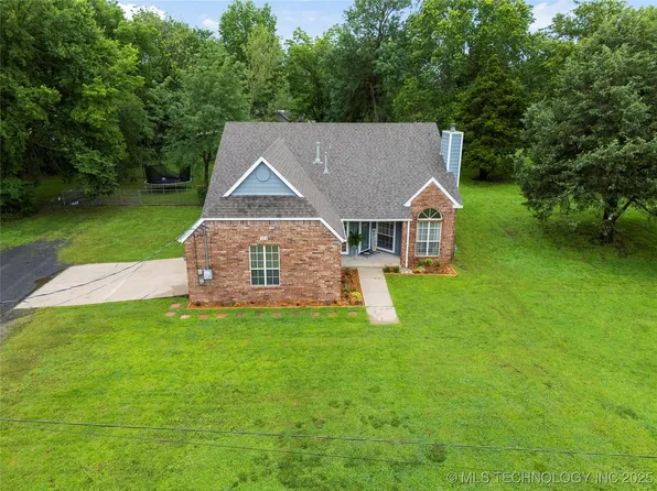 704 NE 3rd St, Wagoner, OK 74467