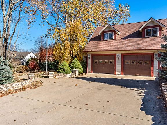 3rd image of 1909 Pine Ln