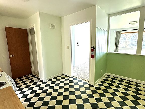 3rd image of 2840 Grand Ave