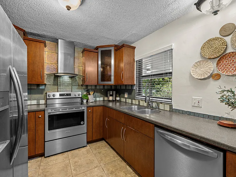 1363 Essex Dr — Photo 10
