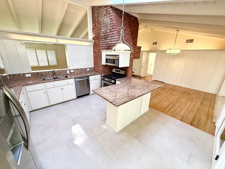 3562 Addison St — Photo 12