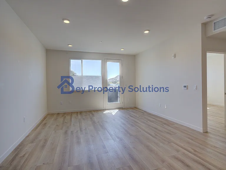 2475 Victoria Ave #304 — Photo 8