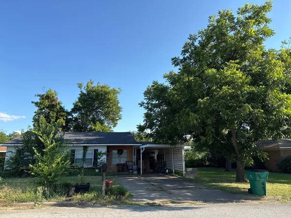 1127 W College St, Jacksboro, TX 76458