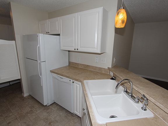 4th image of 2561 Birch Ave