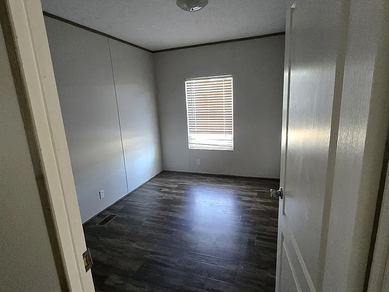 103 Oakton Dr — Photo 2