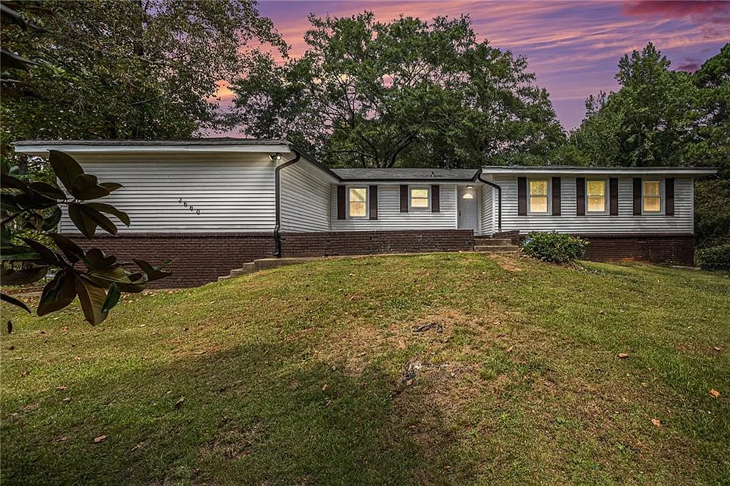 3 bed, 2.0 bath, 1706 sqft, $1,850 — Photo 3