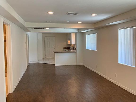 3rd image of 560 N Mar Vista Ave