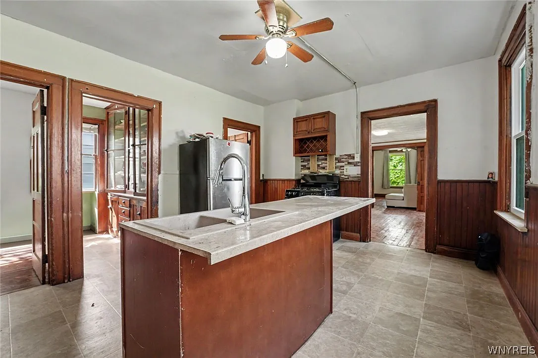 6 bed, 2.0 bath, 2576 sqft, $1,100 — Photo 2