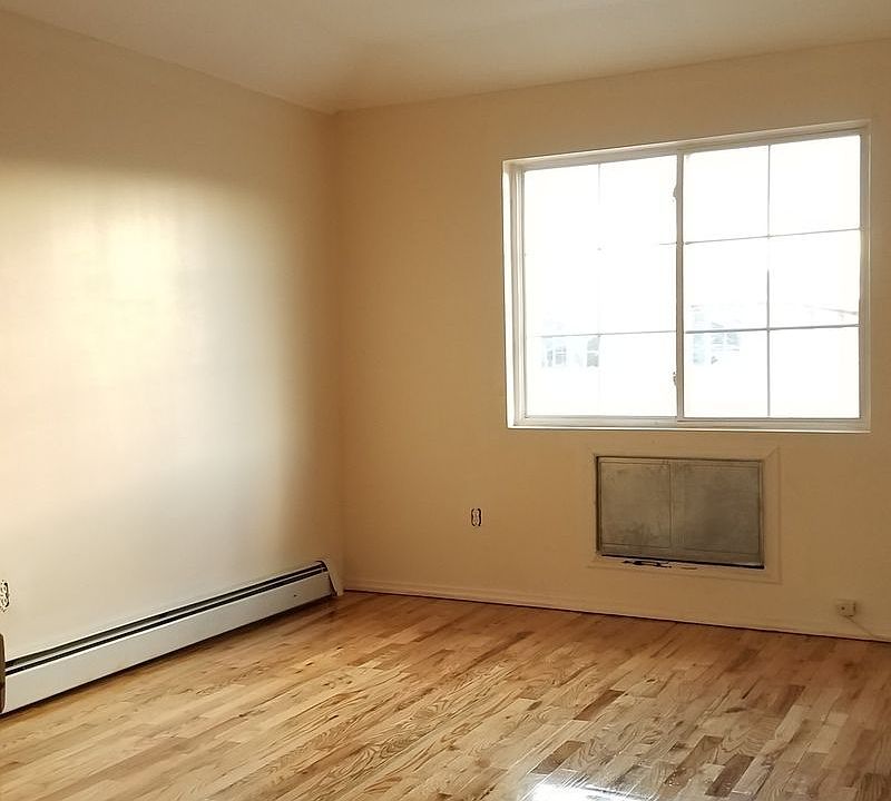1st image of 954 E 59th St #2