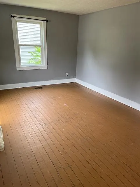 213 E Warfield St — Photo 2