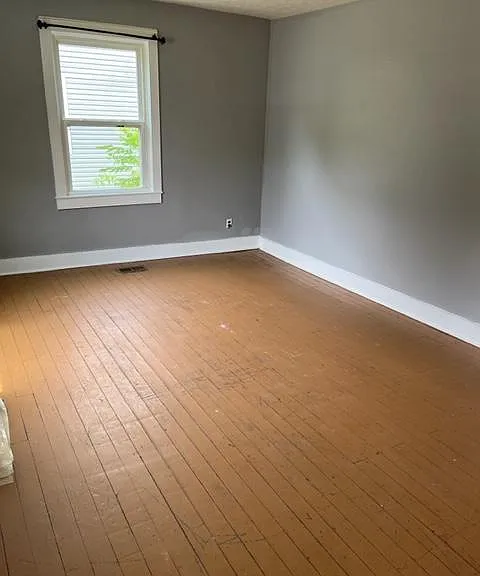 213 E Warfield St — Photo 2