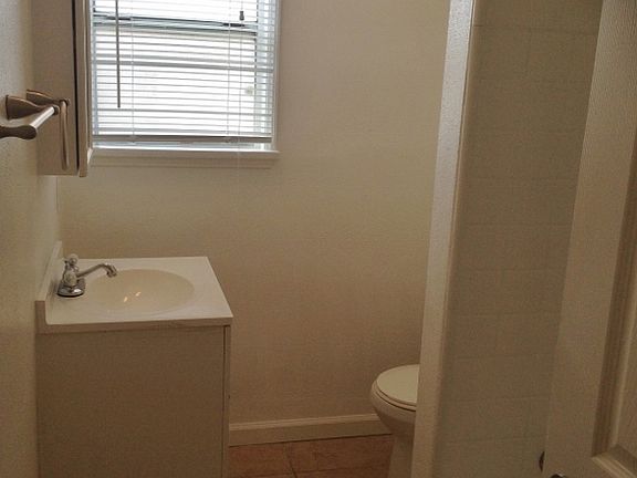 4th image of 506 E Arbor Vitae St APT 2