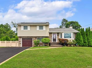 133 Wilherm Ln, West Islip, NY 11795