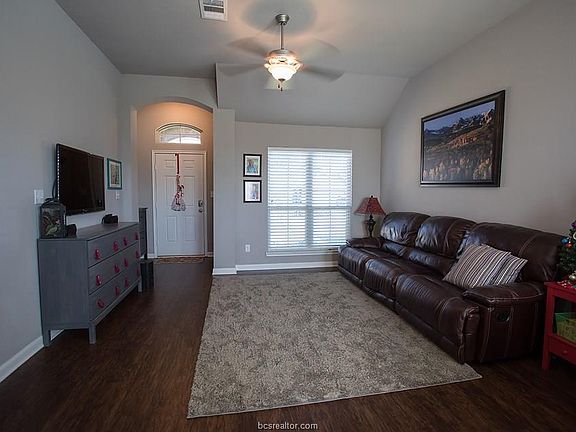 3rd image of 1063 Venice Dr