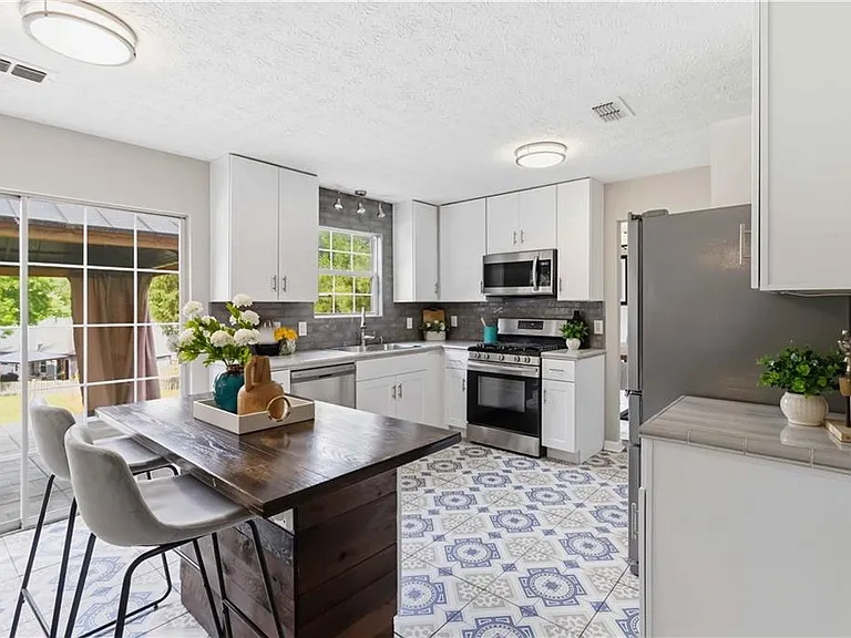 405 Plantation Way — Photo 18