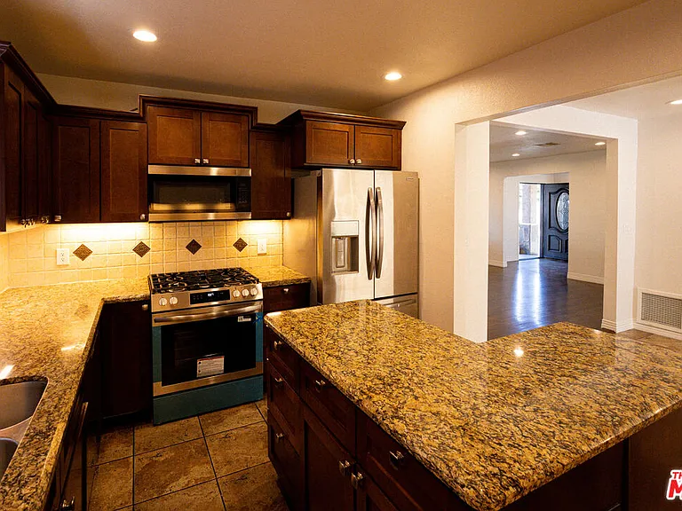 5766 Newcastle Ave — Photo 8